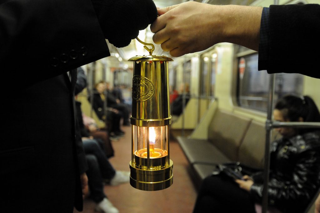 Поезда Московского метро впервые перевезли Благодатный огонь